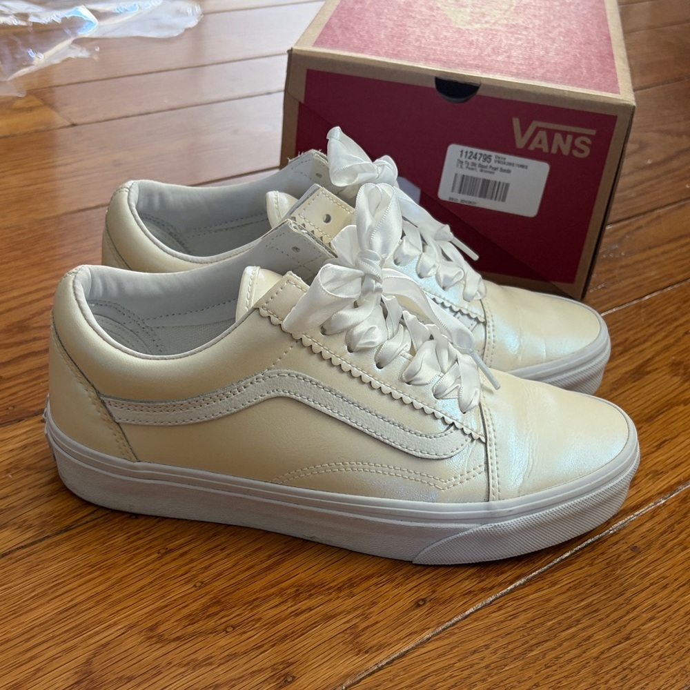 Vans Old Skools in Pearl Suede